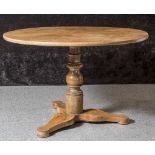 Runder Biedermeiertisch, um 1820/30, Nuss- und Nussmaserholz, runde Tischplattesternenförmig
