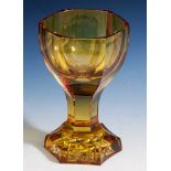 Kelchglas, 19./ 20. Jahrhundert, bernsteinfarbenes Glas, hexagonal facettiert,Bodenstern, auf der
