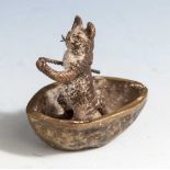 Wiener Bronze, Katze in Nußschale, um 1900, Bronze, farbig gefasst, auf der Us. gemarkt "MSCH", H.