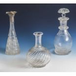 3 Teile Glas: 1 Karaffe, 2 Vasen (1 x m. Silbermontierung 800). Karaffe m. Chips.