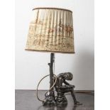 Tischlampe, der Lampenfuß in Bronzeoptik aus Zinn gegossen in Form eines Baumstammes, andessen Fuß