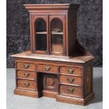 Schönes Miniaturmöbel nach Vorbild eines engl. Schrankes, 19. Jahrhundert, in derSchaufront 7 kl.