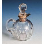 Essigflasche in Kugelform aus klarem Glas. Randabschluß und Ausguß aus Silber 835