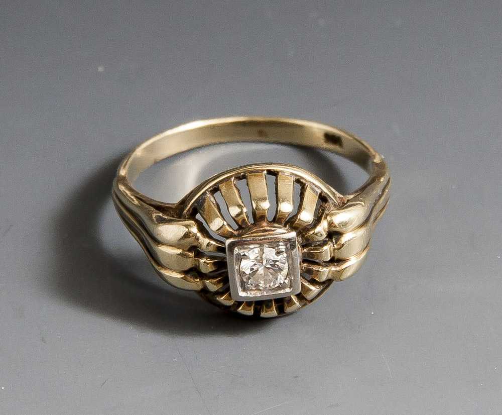 Solitärring, Gelbgold 585, mit 1 Brillant, ca. 0,10 ct/K-L/vsi. Ringgröße: 49/50, ca. 2,3gr. (