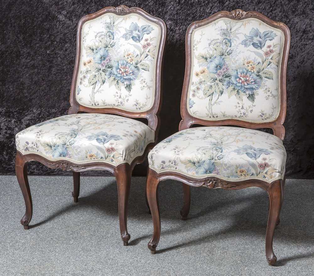 Zwei gleiche Stühle aus der Zeit des 18. Jahrhunderts, Prov. Schloss Hämelschenburg beiHameln,