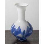 Große Bodenvase, wohl 1979/80er Jahre, bauchige Form auf eingezogenem Standring, langerHals mit