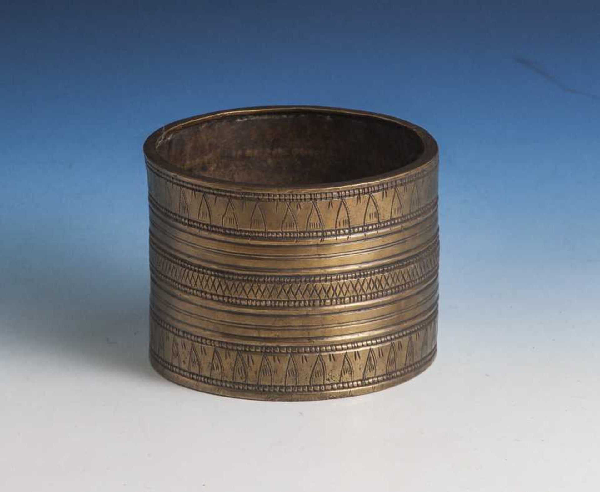 Übertopf, Bronze, quer verlaufende Linien- u. Ziermuster. DM ca. 11,5 cm, H. ca. 9 cm.