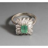 Smaragd-Diamant-Ring, Weißgold 750, quadratischer Ringkopf, ausgefasst mit 1 Smaragd(emerald-cut,