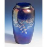 Jugendstil-Vase, um 1905, dunkelblau überfangenes Glas, irisierend, umlaufend mit