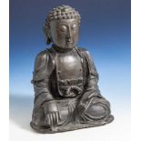 Sitzender Buddha, Geste der Erdberührung "Bhumisparsa Mudra", Bronze, neuz., imDiamantsitz, die
