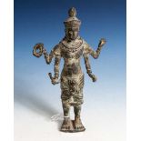 Bronzeplastik einer indischen Gottheit, wohl Shiva, stehende, vierarmige Darstellung,stiltypisches