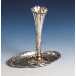 Ovaler Untersetzer, Silber 800, Rosendekor und eine kleine Vase in Tulpenform, Silber 800,Gewicht