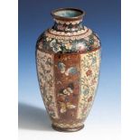 Cloisonné Vase, China, Balusterform, umlaufend 8 rechteckige Felder mit polychromenFloral- und