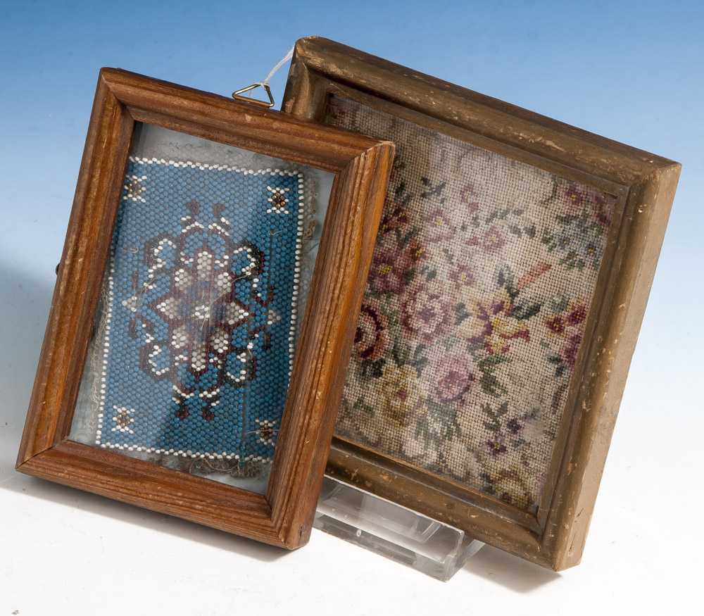 2 Miniaturbilder, a) 1 Perlenstickerei auf Tüll, Biedermeier. Ca. 6 x 9 cm, hinter Glasgerahmt. b) 1