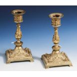Zwei Kerzenhalter, Historismus, um 1880/90, Bronze, der quadratische Sockel auf 4 kurzenFüßen, der