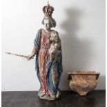Fränkische Hausmadonna, wohl um 1780, Muttergottes mit dem Jesuskind auf ihrer linkenHand, ihren