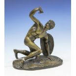Kleine Bronze, Krieger, Bronze patiniert, auf ovalem Sockel der unbekleideter Kriegerknieend, das