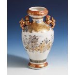 Vase, Japan, 20. Jahrhundert, eierschalenfarbiges Porzellan, am Boden rote Pinselmarke,balustrierter