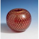 Kugelvase, wohl Venini, Murano um 1955/60, dickwandiges, rot unterfangenes Glas