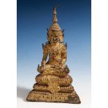 Buddha, Geste der Erdberührung "Bhumisparsa Mudra", Thailand, Bronze vergoldet, imDiamantsitz auf