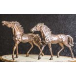 Zwei Bronzepferde, 20. Jahrhundert, braun patiniert, bewegt naturalistisch-gestalteteDarstellung