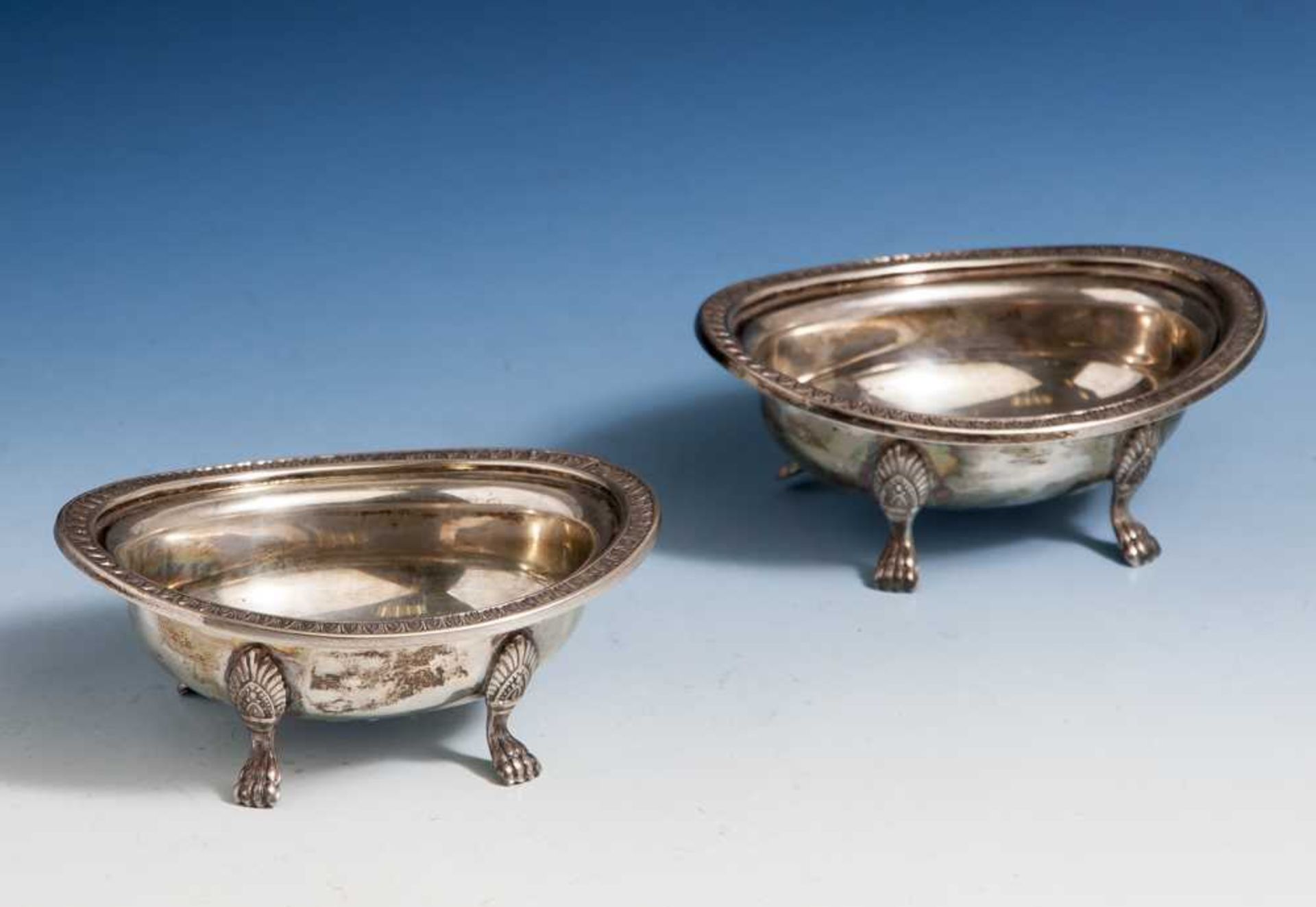 2 ovale Salièren, Silber, Punze 800 u. Stern 29 PD, je auf 4 Tatzenfüßen, ausgestellter u.
