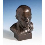 Porträtbüste Lenin, Metallguß, dunkelbraun patiniert, H. ca. 11 cm. Mit gebundener