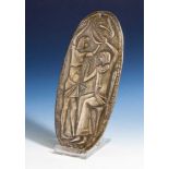 Relief, Ägyptisierende Darstellung, Messingblech, geprägt, ovale Form, auf Holzplattemontiert.