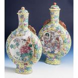2 Pilgerflaschen "famille jaune", Qing-Dynastie (1644-1911), Porzellan m. polychromerEmail-