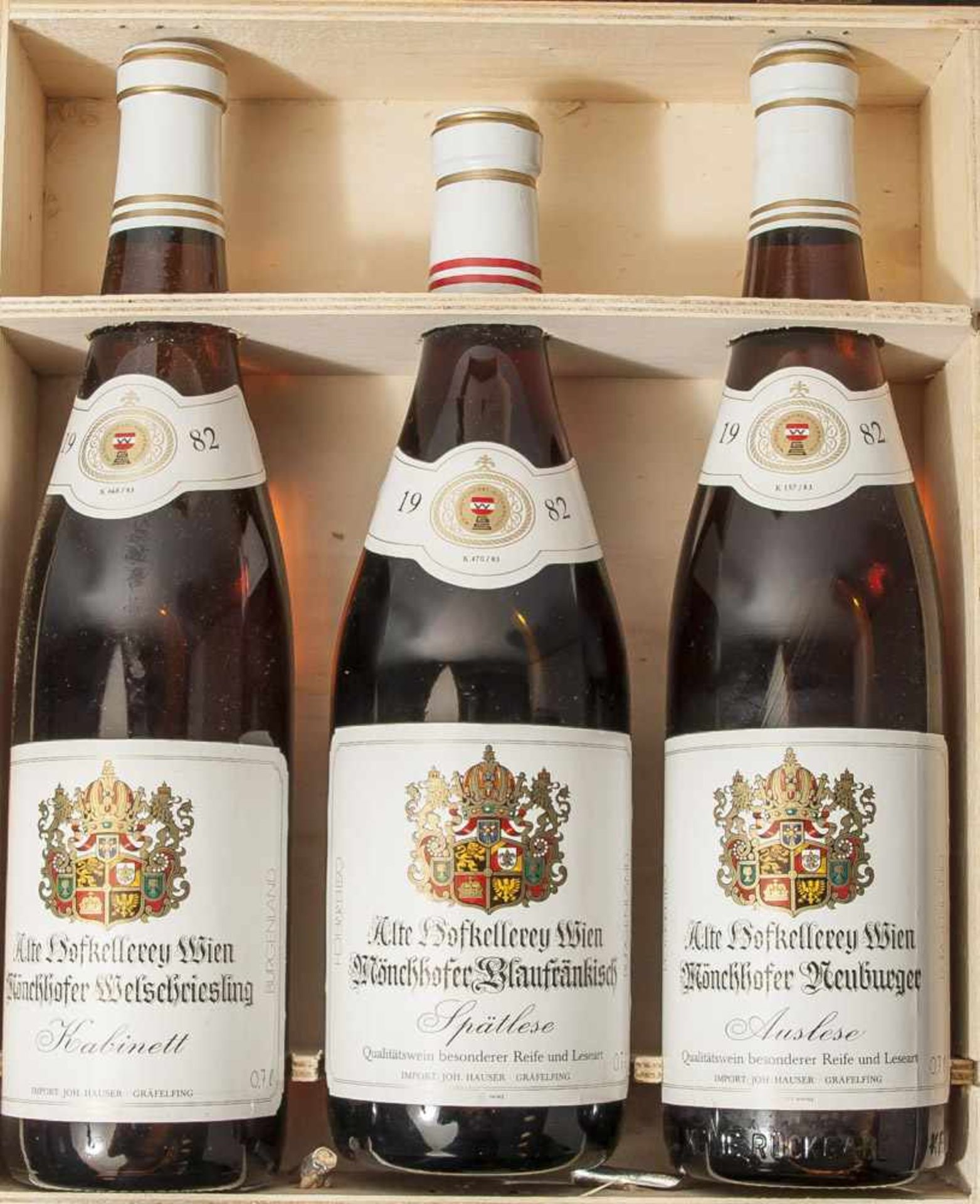 Konvolut von 3 Weinflaschen, darunter: a) 1982er Mönchhofer Neuburger, Alte HofkellereiWien,