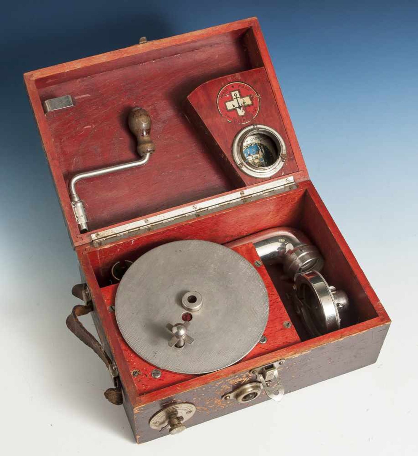 Reisegrammophon in Koffer, Schweiz, hergestellt ab ca. 1925, mit Schalldose Sonata, bez."Sonata -