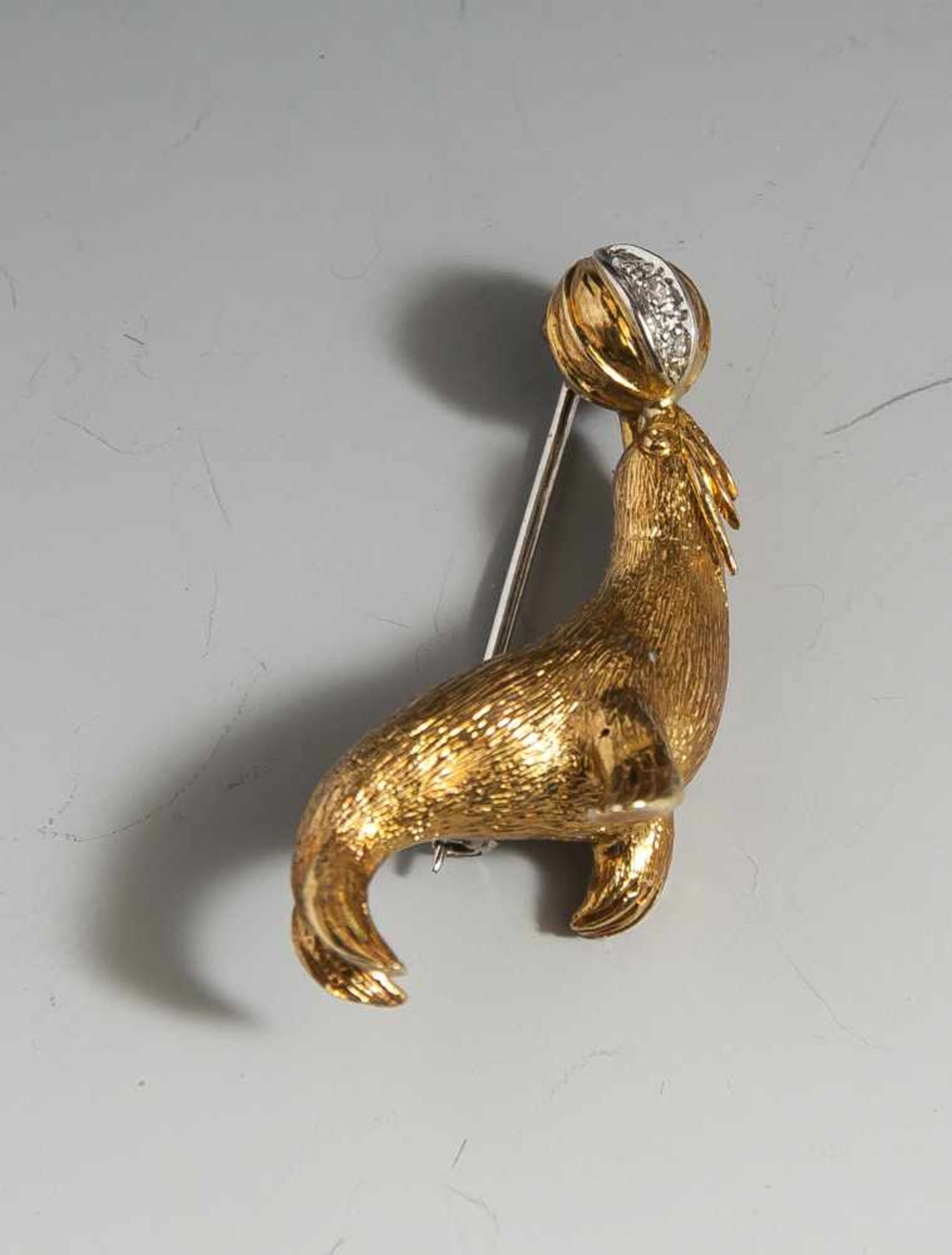 Brosche "Seehund", Gelbgold/ Weißgold 750, ausgefasst mit 3 Diamanten, ca. 0,03 ct. L. ca.3,7 cm,