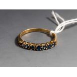 Damenring, Gelbgold 750, ausgefasst mit 7 Saphiren, kornblumenblau, DM. ca. 2,5 mm.Ringgröße: 55,