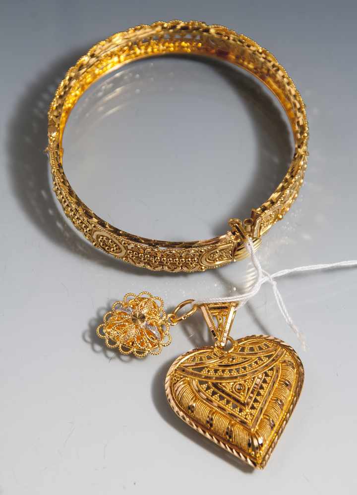 3 Teile arabischer Goldschmuck, 21 Karat, Armband und 2 Herzanhänger, filigraneDurchbrucharbeiten.