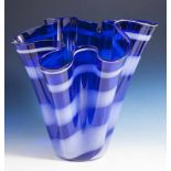 Taschentuchvase, sogenannte Fazzoletto-Vase, Venini, 60/70er Jahre, Glas, in Royalblau mitwaagerecht