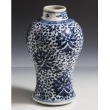 Kl. Vase, China, wohl 20. Jahrhundert, Unterglasurblau, Blütendekor, auf breitem Fuß,unteres Drittel