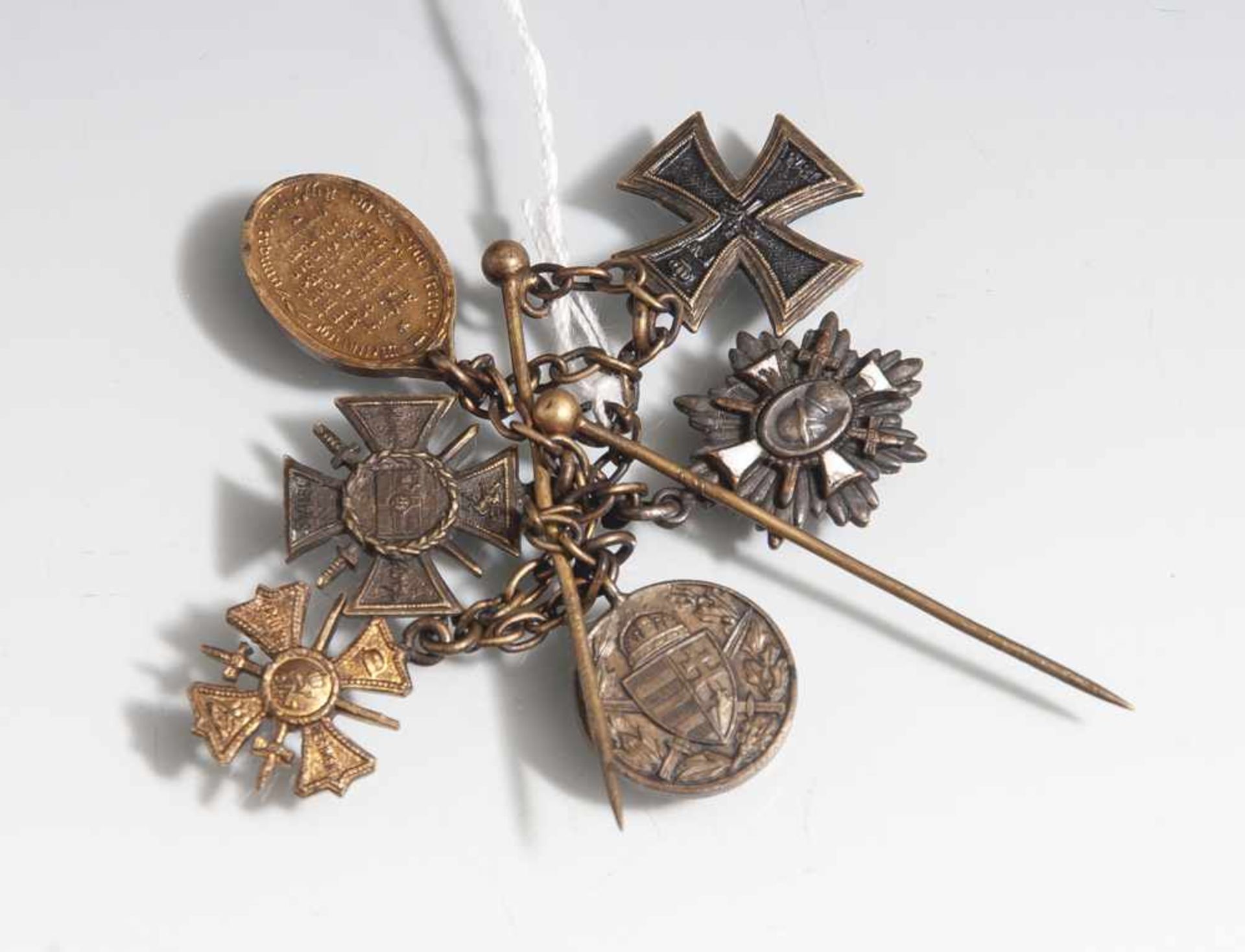 Miniaturkette mit 6 Abzeichen, darunter: a) EKII 1914, b) Medaille "Treue im WK, c)