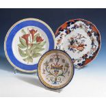 Posten 3 Teller, Porzellan und Keramik, a) Teller, Porzellan, wohl England, um 1900,asiatisches