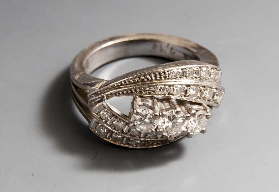 Wertvoller Diamantring, Weißgold 585, ausgefasst mit 3 großen Brillanten(H/vsi) sowie 18Diamanten im
