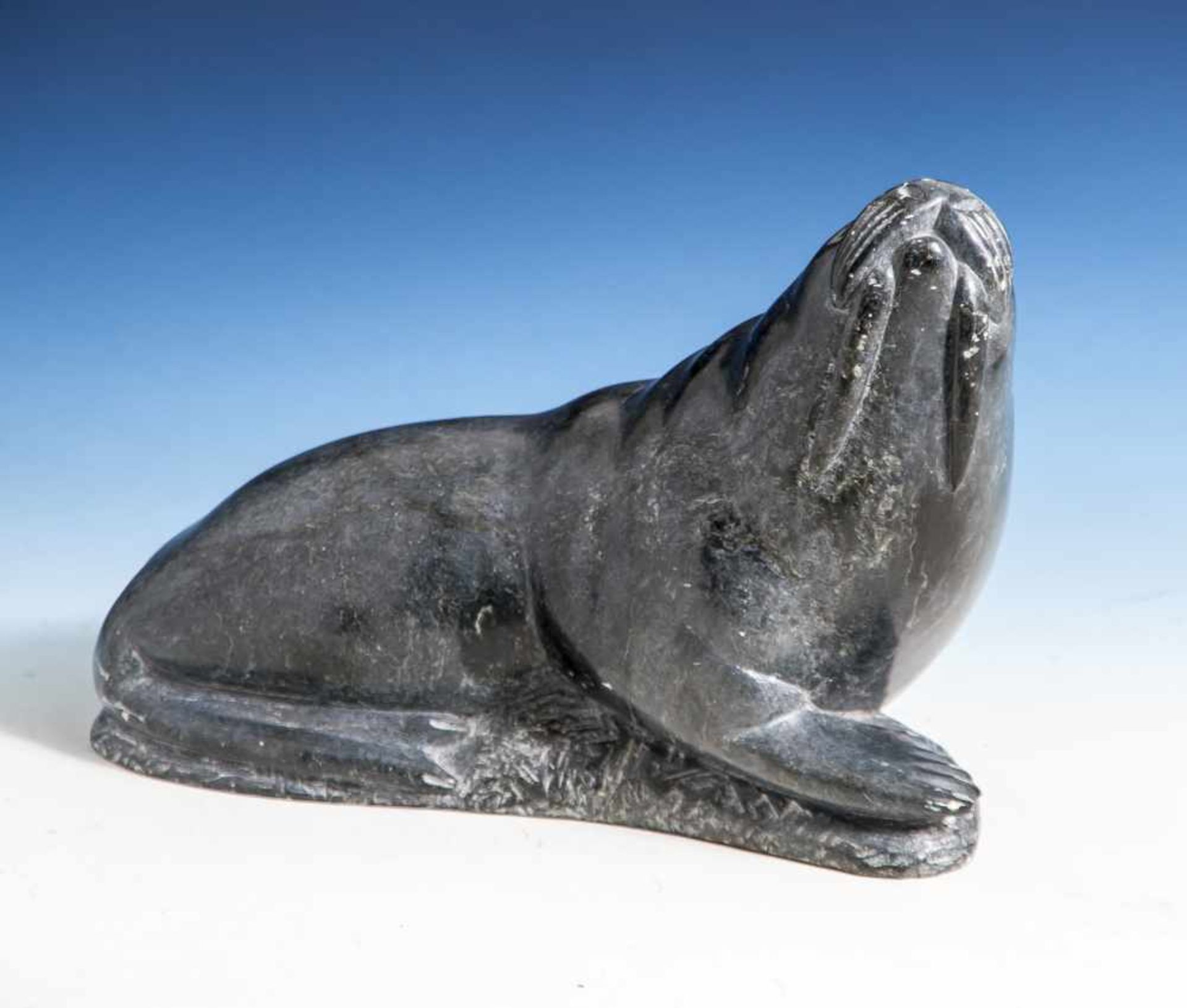 Specksteinfigur der Inuit/Eskimo, Seelöwe auf Plinthe, den Kopf mit langen Stoßzähnenerhoben,
