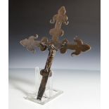 Prozessionskreuz wohl 15./16. Jahrhundert, fKupfer/Bronze, eine, alte Patina. H. ca. 27cm, Br. ca.