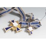 Mutterkreuz in Gold an Band mit passender Miniatur, rs. graviert "16. Dezember 1938"