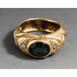 Herrenring, Gelbgold 750, rankenartig reliefierte Ringschiene, der Kopf ausgefasst mit 1oval-