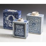 2 Teedosen u. 1 Steckvase, China, wohl 19. Jahrhundert, Porzellan, Blaumalerei, jerechteckige