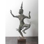 Große Bronzefigur, Tanzende Gottheit, Thailand, Alter unbekannt, auf rechteckigemHolzsockel