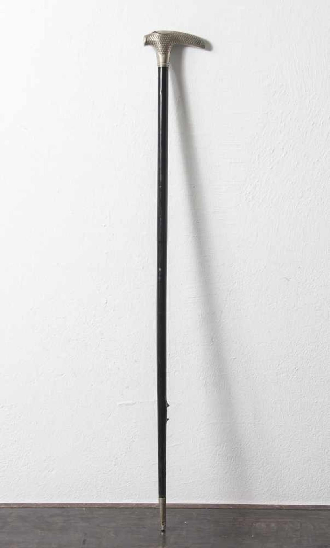 Spazierstock, um 1900, hohler, sich nach unten verjüngender Stock aus schwarz lackiertemMetall,