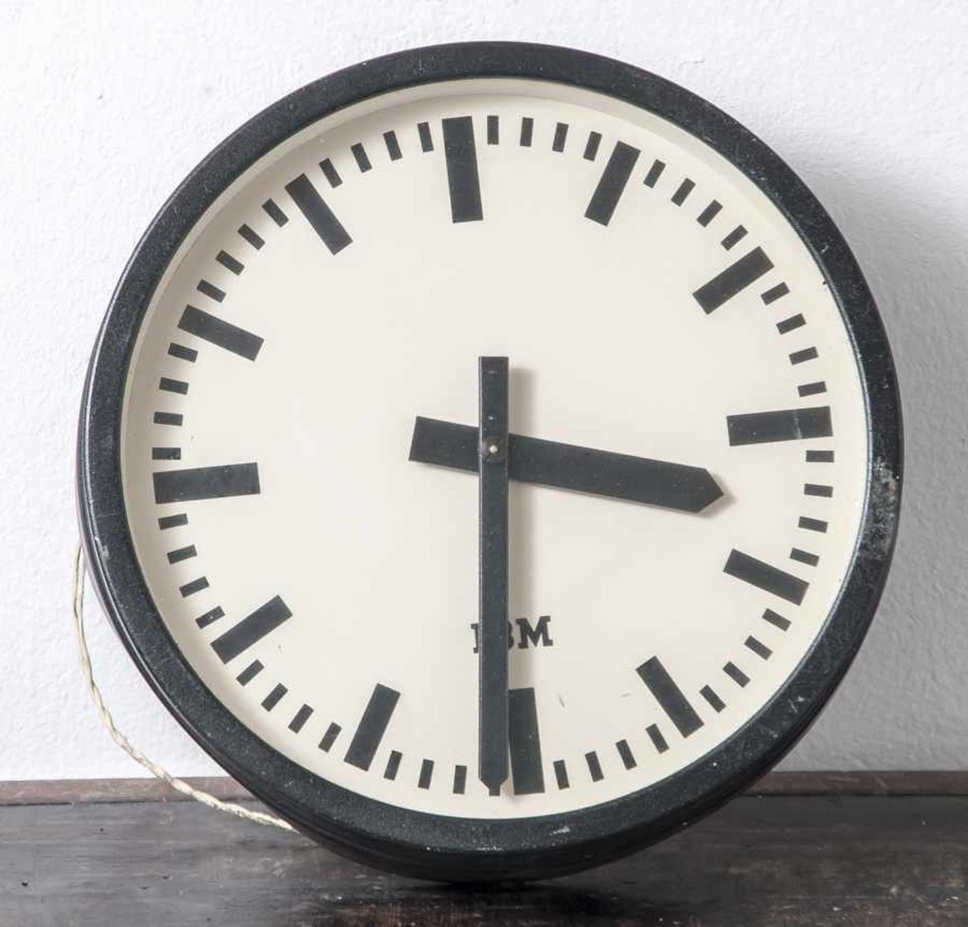 Werksuhr, Herst. IBM, wohl 60er Jahre, schwarzes Metallgehäuse. DM ca. 29,5 cm. Clock, producer IBM,