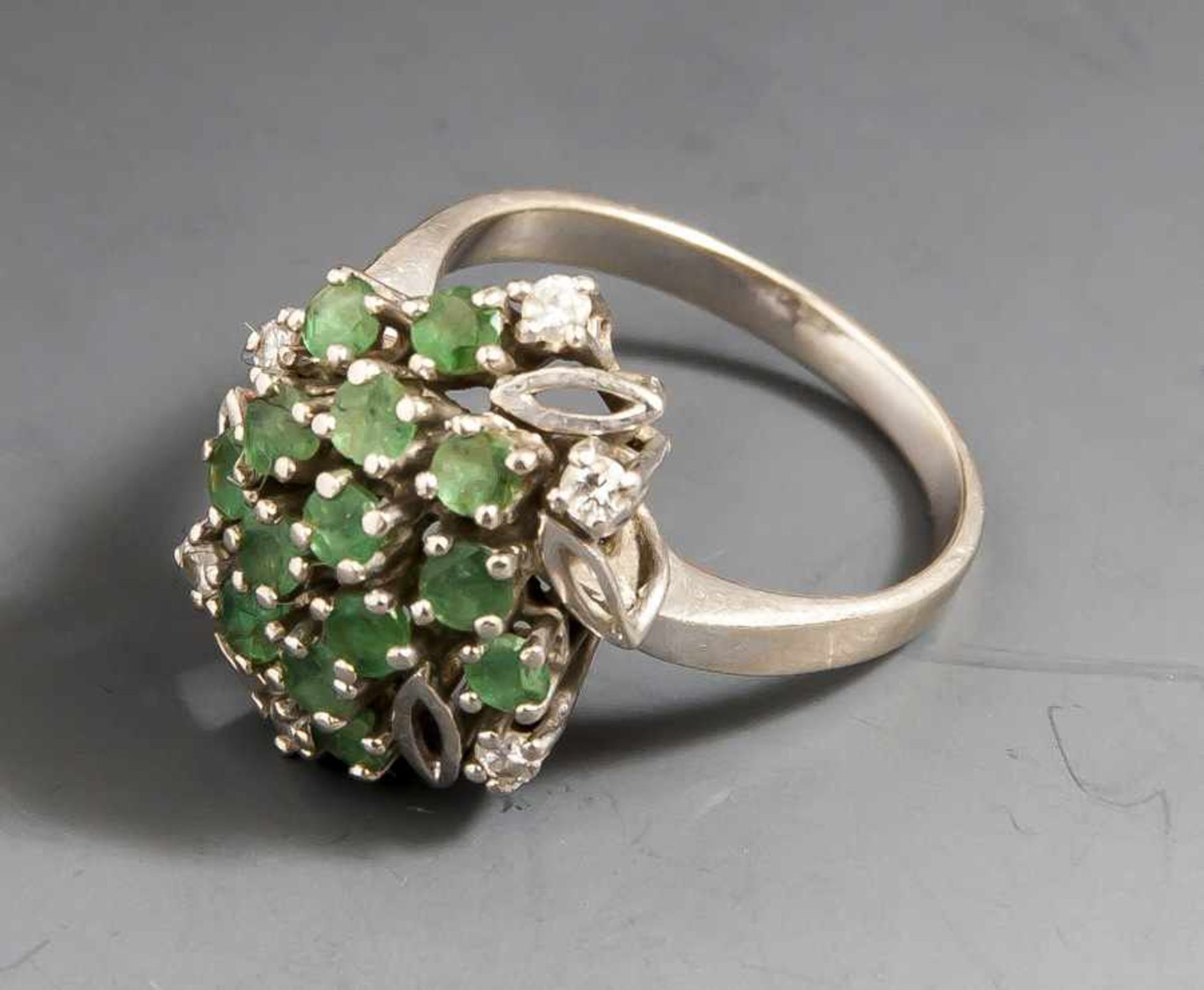 Damenring, Weißgold 585, der Ringkopf ausgefasst mit 15 Smaragden und 6 Diamanten, ca.0,30 ct/M-N/