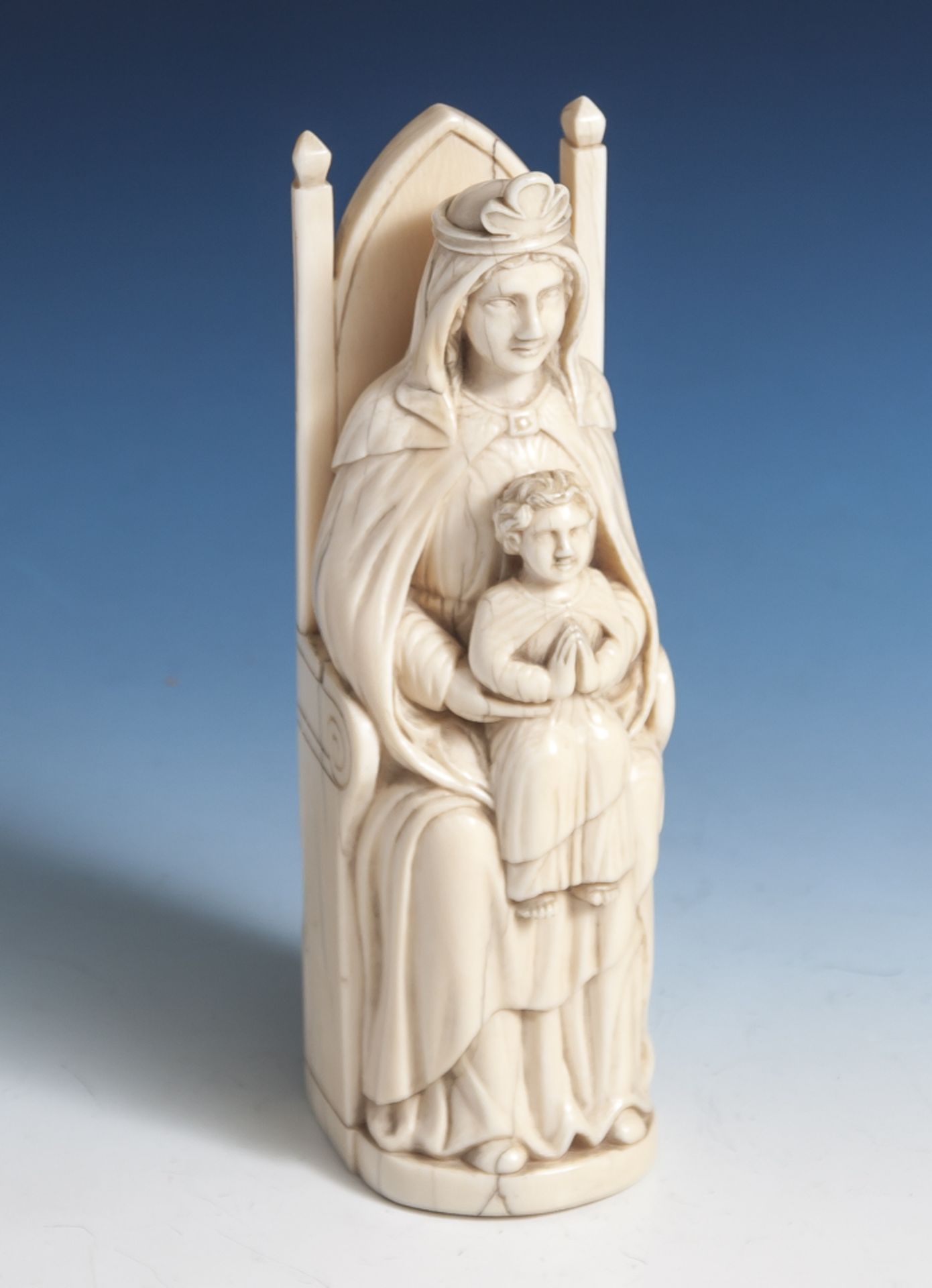 Elfenbeinfigur, wohl Frankreich, 18. Jahrhundert, thronende Mutter Gottes mit Jesusknabenauf dem
