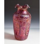 Loetz Glasvase, Dekor Raspberry Mimosa, rot/violett, kegelförmig sich nach untenverjüngender